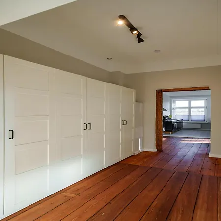 Manor Lakeside Escape *