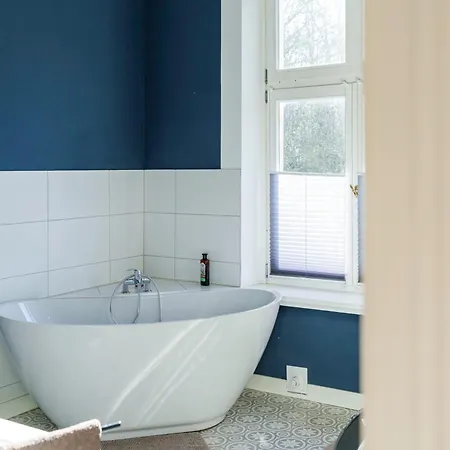 Manor Lakeside Escape