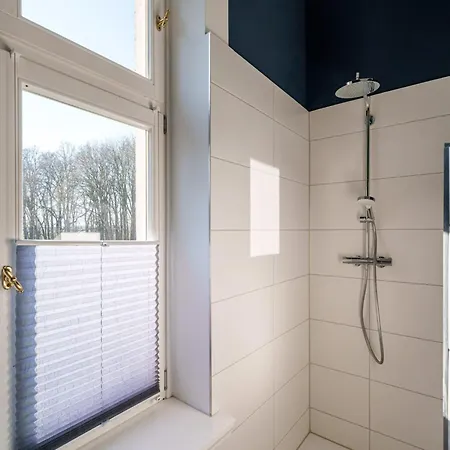 Manor Lakeside Escape * Laase