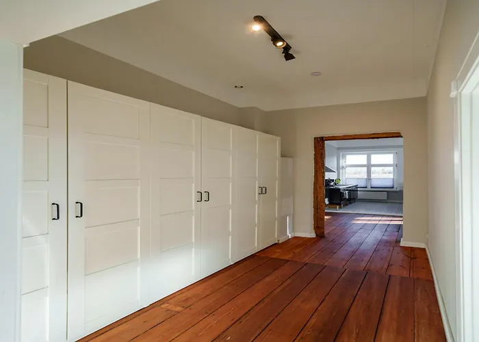 Manor Lakeside Escape *