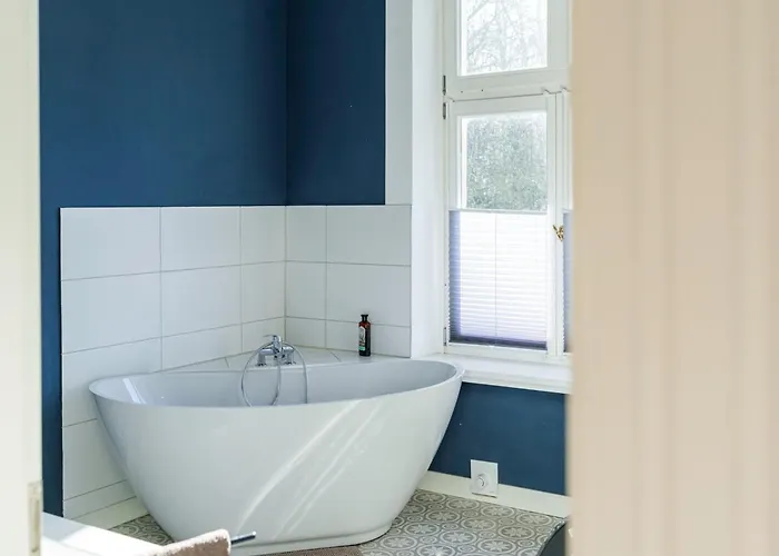 Manor Lakeside Escape