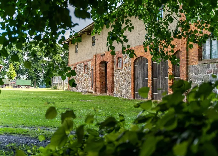 Manor Lakeside Escape